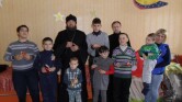 В Мстиславле священник Игорь Шнейдер и катехизатор Андрей Билык посетили инвалидов
