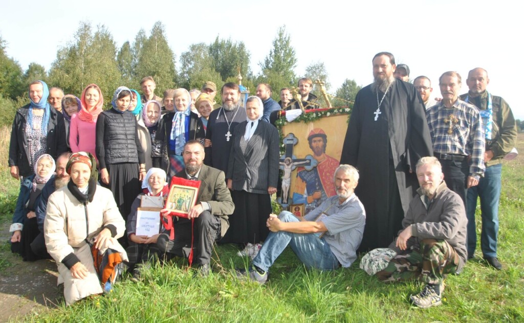 Общее фото со священниками  Игорем Шнейдером и Игорем Ковалевым, настоятелем прихода в Сухарях