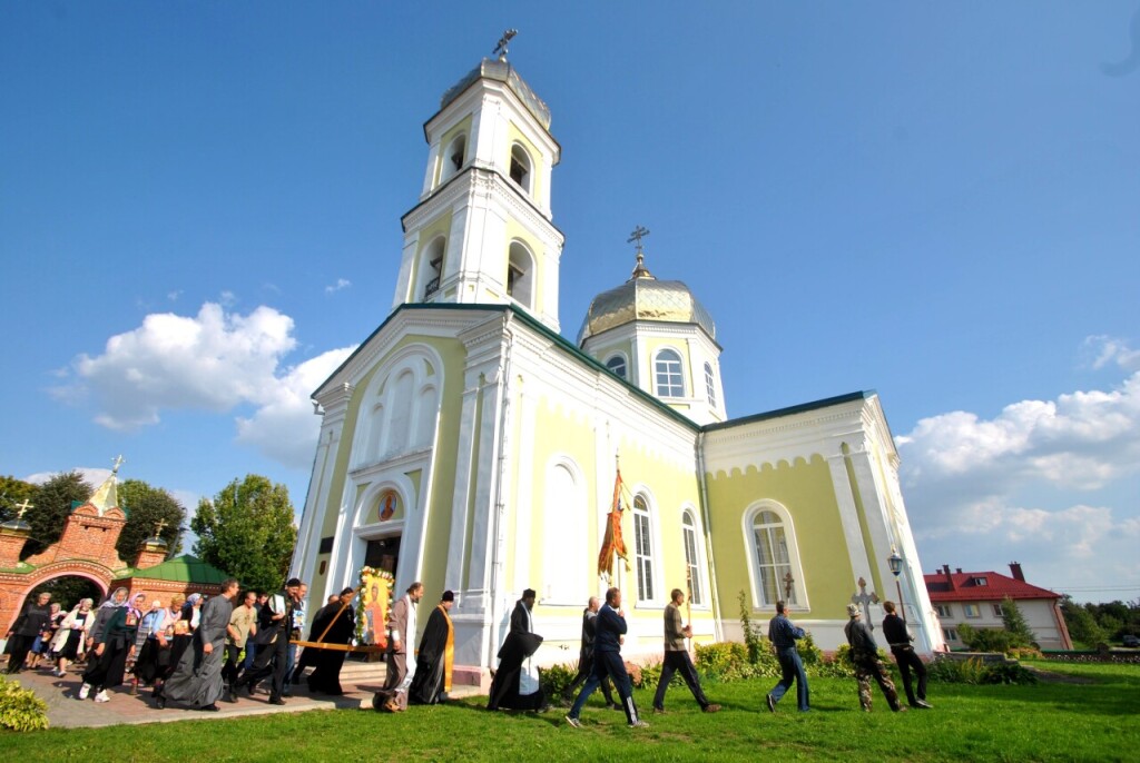 Крестный ход вокруг Александровского собора