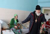 В Чаусах священник с Рождественским визитом осетил отделение сестринского ухода Чаусской ЦРБ