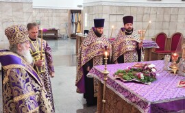 В канун праздника Воздвижения Честного и Животворящего Креста Господня архиепископ Софроний совершил богослужение в Спасо-Преображенском кафедральном соборе